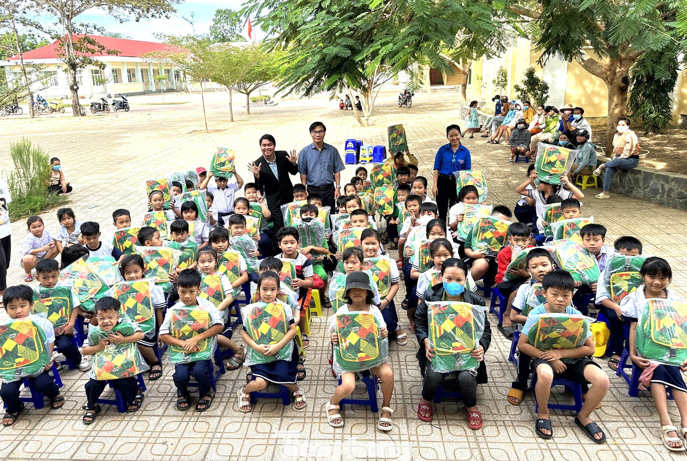 Tặng balo cho học sinh tại huyện Hàm Tân (Bình Thuận)