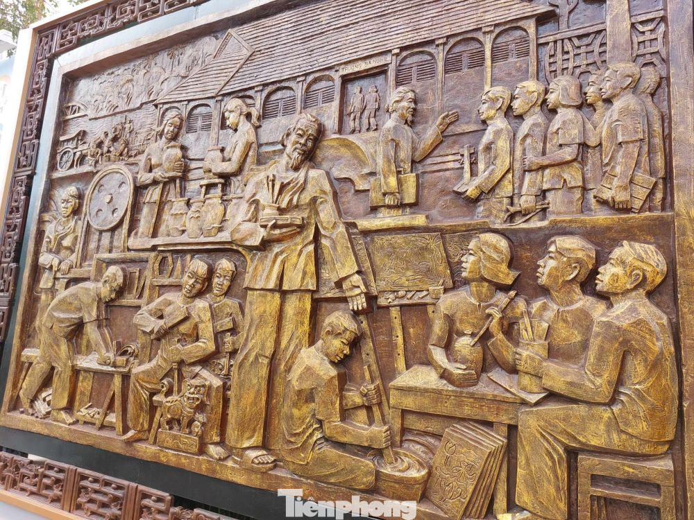 Giai đoạn từ năm 1932-1945, nhà trường đào tạo được 488 học sinh. Hầu hết giáo viên và quản lý người Pháp trước kia được thay thế bằng người Việt Nam, được đào tạo từ trường cao đẳng Mỹ thuật Đông Dương ở Hà Nội và các học sinh tốt nghiệp loại giỏi được giữ lại trường làm giảng viên