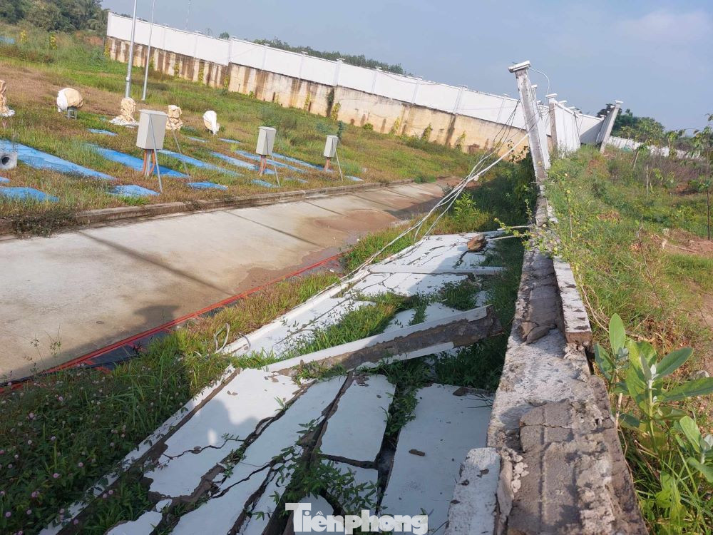 Việc tường bao mới xây đã sập, người dân lo ngại về chất lượng công trình, không thể đổ lỗi do thời tiết. Việc tường bao mới xây đã sập, người dân lo ngại về chất lượng công trình, không thể đổ lỗi do thời tiết.