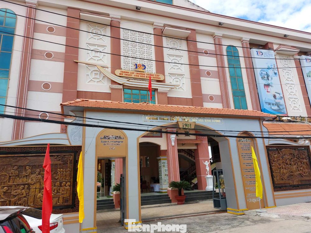 Tháng 8/2012, UBND tỉnh Bình Dương hợp nhất hai trường Trung cấp Mỹ thuật và trường Trung cấp Văn hóa Nghệ thuật và Du lịch thành trường Trung cấp Mỹ thuật - Văn hóa Bình Dương. Tháng 3 năm 2017, trường được chuyển từ Sở Giáo dục và Đào tạo sang Sở Lao động - Thương binh và Xã hội Bình Dương quản lý