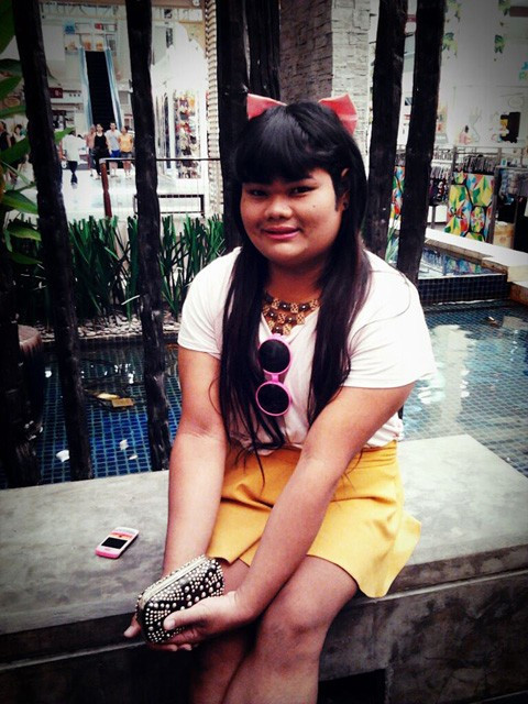 Đầu tháng 3/2013, những tấm hình tự chụp của một thiếu nữ Thái Lan có biệt danh Happy Polla gây xôn xao cộng đồng mạng Việt. Sở hữu bề ngoài không bắt mắt nhưng có hàng trăm bức ảnh ghi lại nhiều tư thế tạo dáng một cách tự tin, chuyên nghiệp, cô nàng nhanh chóng thu hút sự chú ý của đông đảo giới trẻ châu Á. 