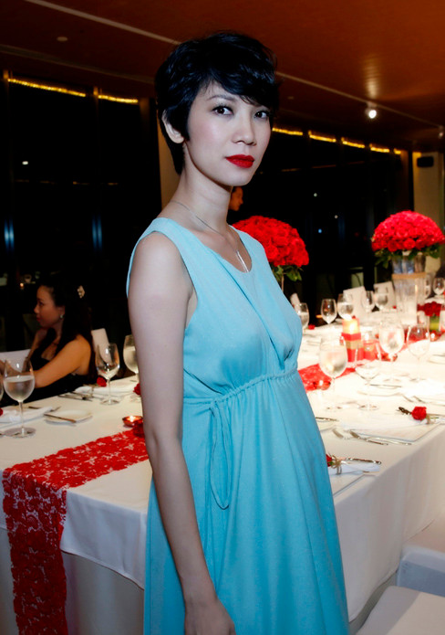 Bà bầu sáu tháng vẫn rất gọn gàng, tươi tắn