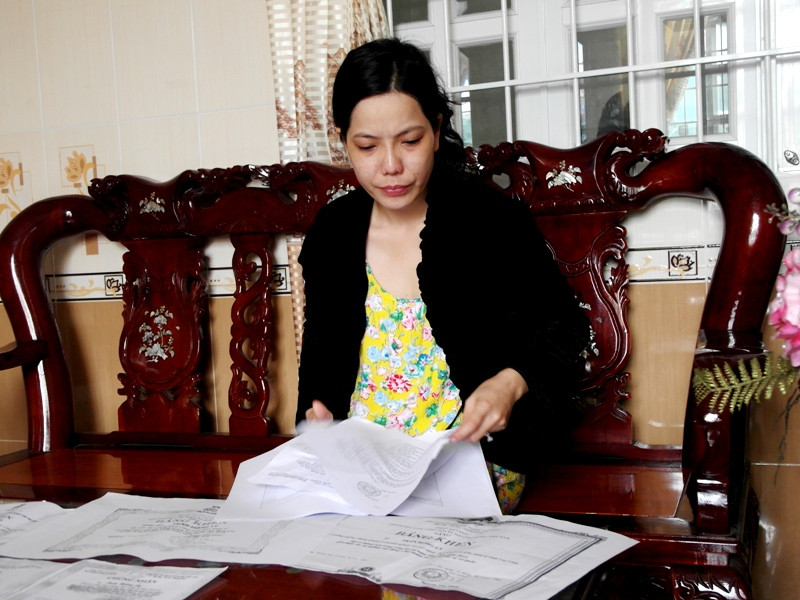 Bà Trần Hồng Ly đang ngồi trầm ngâm trước những bằng khen của Thủ tướng, Bộ trưởng Bộ Kế hoạch và Đầu Tư, chủ tịch tỉnh Trà Vinh. Bà Trần Hồng Ly đang ngồi trầm ngâm trước những bằng khen của Thủ tướng, Bộ trưởng Bộ Kế hoạch và Đầu Tư, chủ tịch tỉnh Trà Vinh