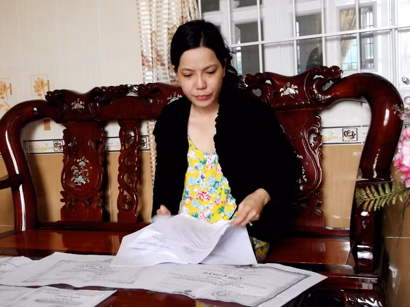 Bà Trần Hồng Ly đang ngồi trầm ngâm trước những bằng khen của Thủ tướng, Bộ trưởng Bộ Kế hoạch và Đầu Tư, chủ tịch tỉnh Trà Vinh. Bà Trần Hồng Ly đang ngồi trầm ngâm trước những bằng khen của Thủ tướng, Bộ trưởng Bộ Kế hoạch và Đầu Tư, chủ tịch tỉnh Trà Vinh