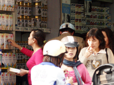 Cần có quy định yêu cầu nêu rõ thành phần trên nhãn mác các loại sữa nhập khẩu để đảm bảo quyền lợi người tiêu dùng (Trong ảnh: Một cửa hàng bán sữa nhập ngoại trên phố Hàng Giấy, Hà Nội)