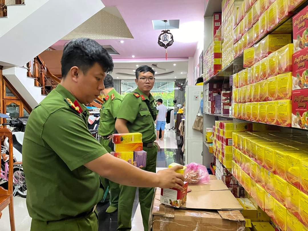 Lực lượng Công an tỉnh Phú Yên kiểm tra mỹ phẩm tại Công ty TNHH K.N Beauty. Ảnh: CACC.