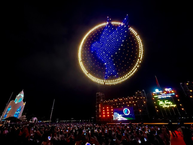 Màn trình diễn Drone light của đội Hàn Quốc gây ấn tượng với du khách. Ảnh: N.N.