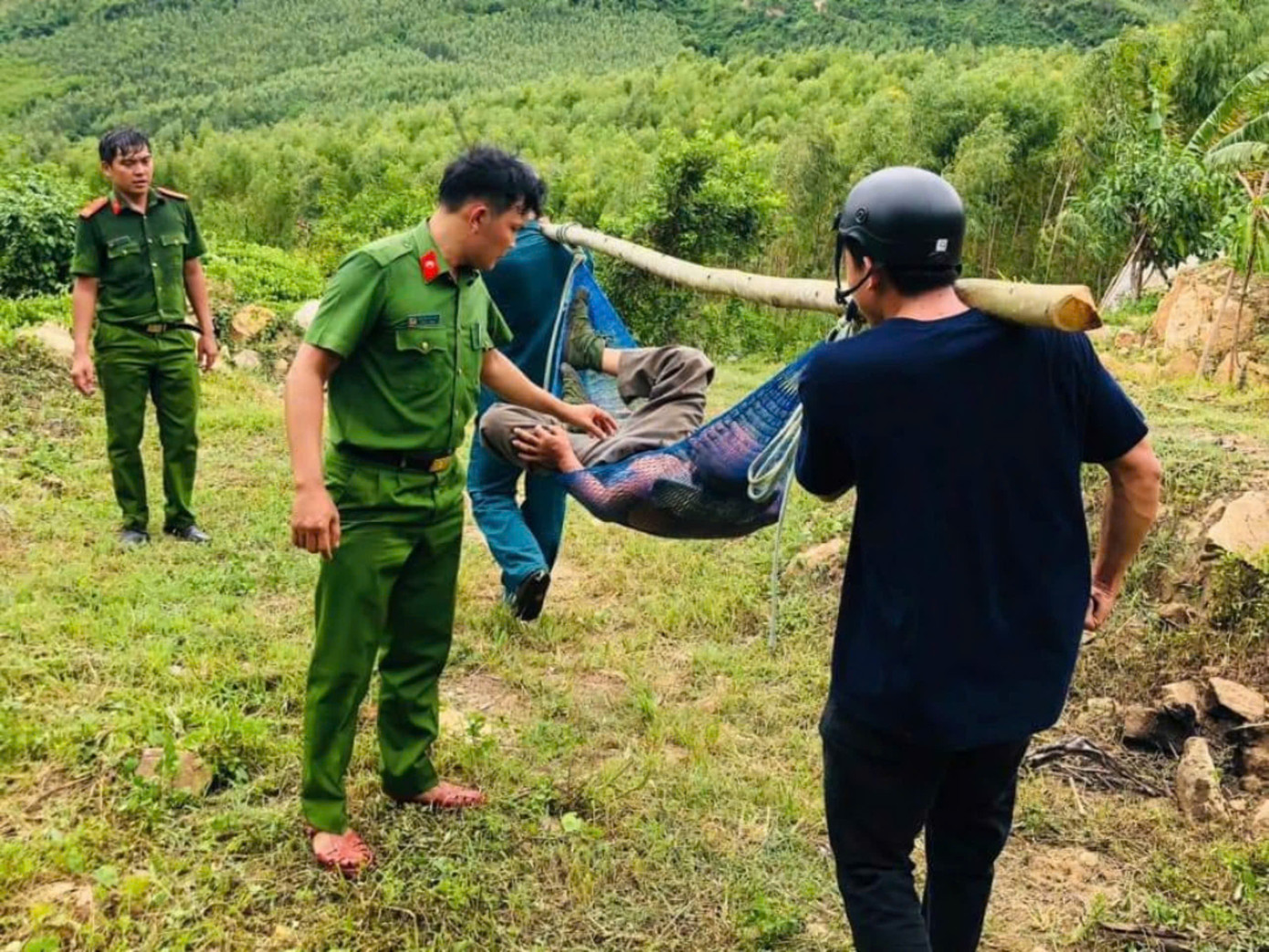 Cán bộ công an xã Hòa Quang Bắc kiểm tra sức khoẻ người dân bị ong đốt. Ảnh: M.N.