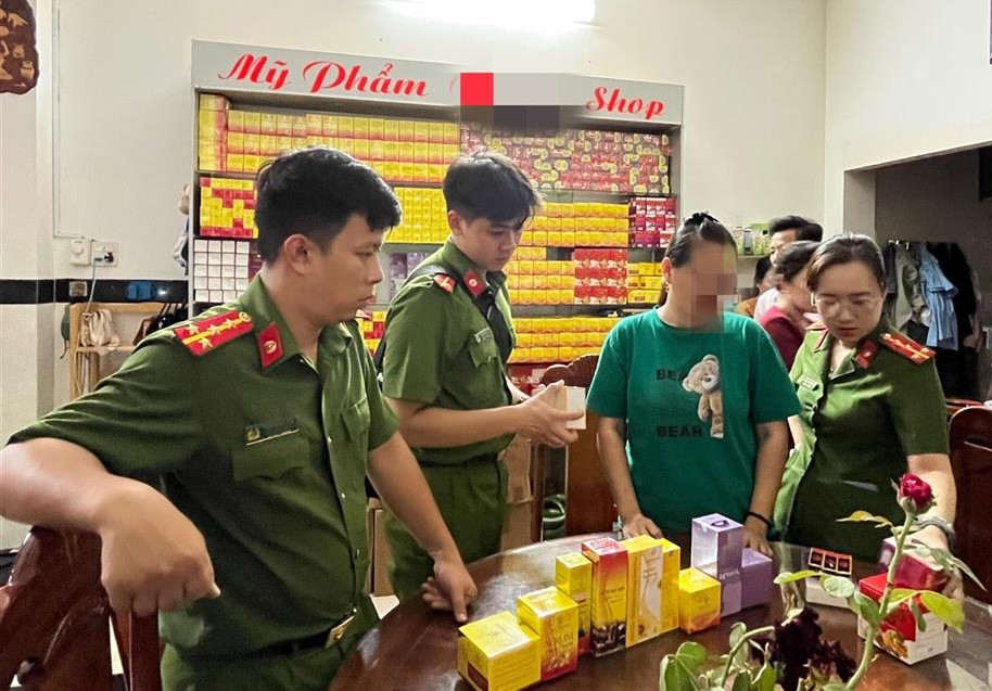 Bà Lê Thị Kim N. (thứ 2 bên phải) làm việc với công an tại trụ sở công ty. Ảnh: CACC.