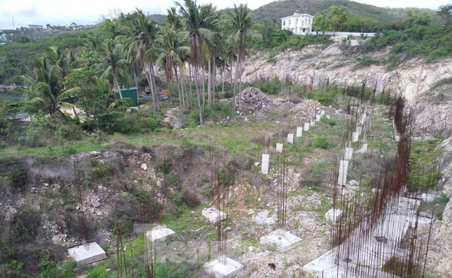 Trong quá trình triển khai dự án đã xảy ra nhiều vi phạm, chủ đầu tư đã bị cơ quan chức năng xử phạt và dự án bị đình chỉ thi công từ năm 2017 đến nay.