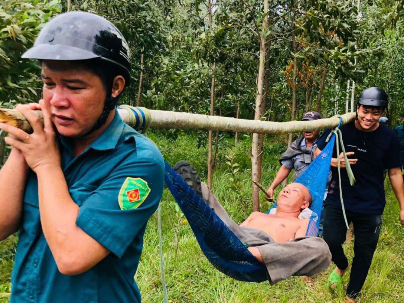 Cán bộ Ban Chỉ huy Quân sự xã Hòa Quang Bắc cùng tham gia đưa người dân ra khỏi rừng.