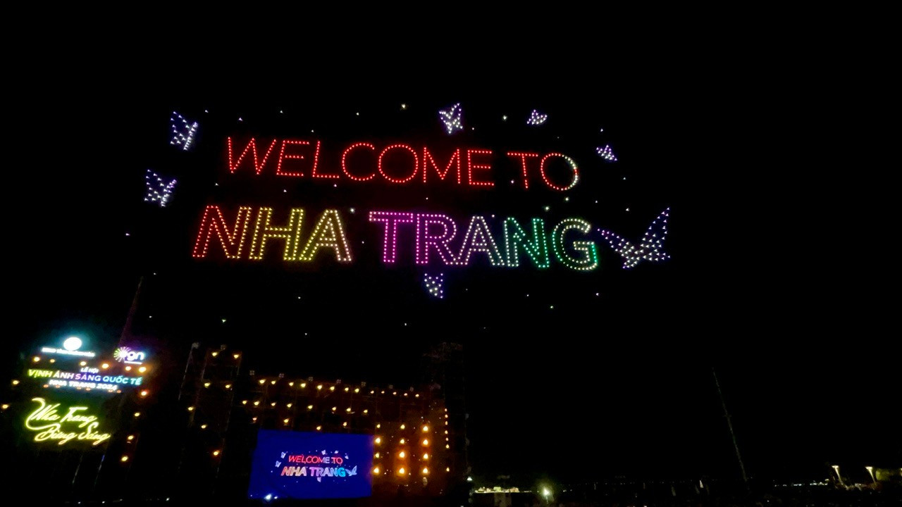 Màn biểu diễn Drone light quốc tế hấp dẫn trong đêm khai mạc. Ảnh: N.N.