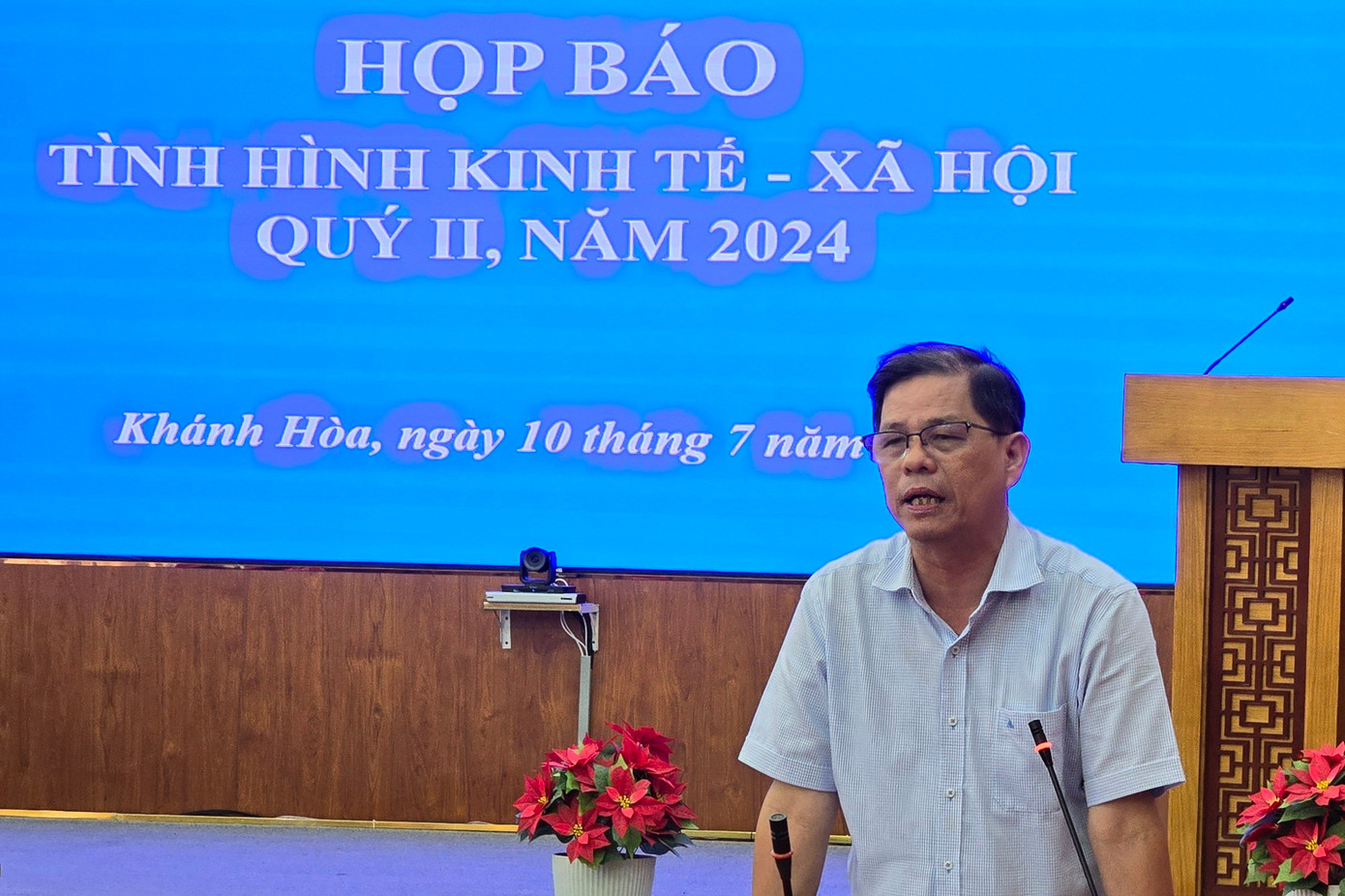 Chủ tịch UBND tỉnh Khánh Hòa Nguyễn Tấn Tuân trả lời các câu hỏi của báo chí. Chủ tịch UBND tỉnh Khánh Hòa Nguyễn Tấn Tuân trả lời các câu hỏi của báo chí.