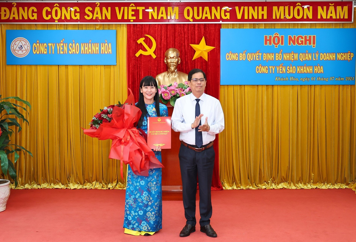 Chủ tịch UBND tỉnh Khánh Hòa trao quyết định bổ nhiệm cho bà Trịnh Thị Hồng Vân (ảnh trái).