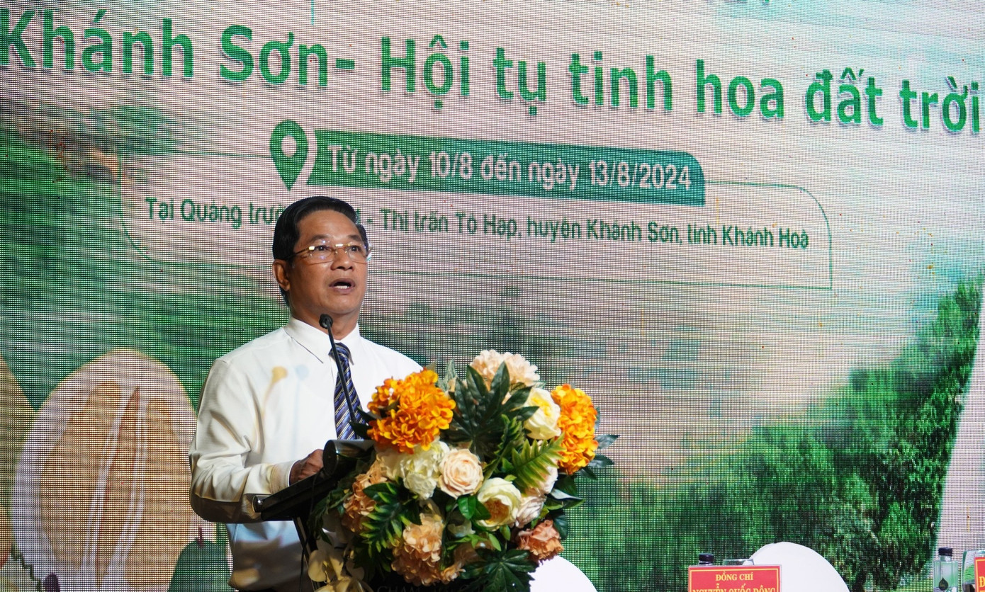 Chủ tịch UBND huyện Khánh Sơn Đinh Văn Dũng chia sẻ thông tin tại buổi họp báo.