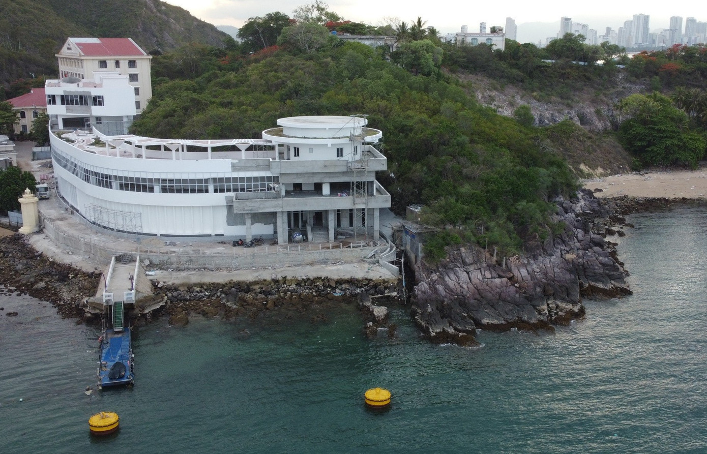 Các biệt thự, nhà hàng được xây dựng dang dở trong khu di tích lầu Bảo Đại.