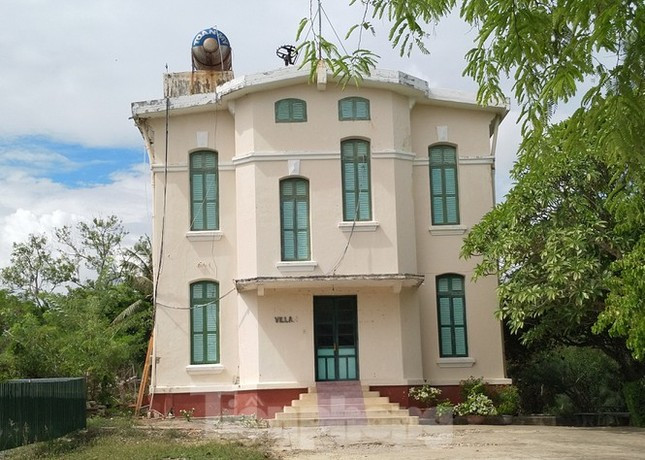 Một biệt thự tại di tích lầu Bảo Đại bị xuống cấp do không được tu sửa.