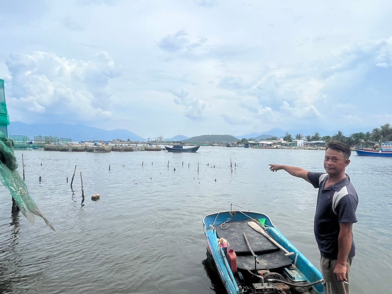 Lồng nuôi tôm hùm của người dân bị bỏ không trên vịnh Cam Ranh vì hết vốn để nuôi. Lồng nuôi tôm hùm của người dân bị bỏ không trên vịnh Cam Ranh vì hết vốn để nuôi.