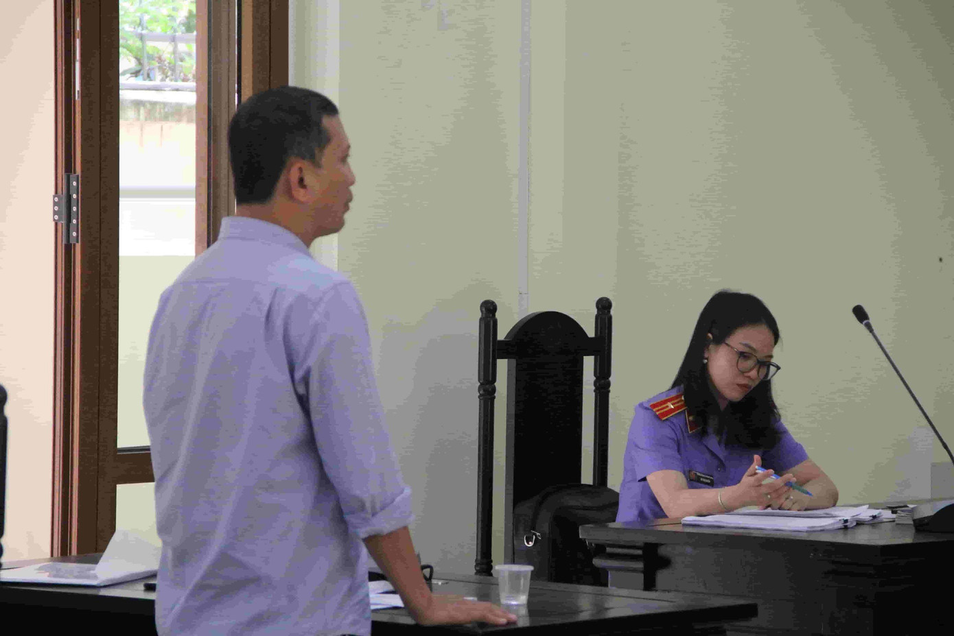 Ông Nguyễn Quang Vinh (người đứng, chồng bà Dương, đại diện nguyên đơn) trình bày yêu cầu Sacombank trả số tiền còn lại là 26,9 tỷ đồng và số tiền lãi chậm hơn 9 tỷ đồng. Ảnh: L.H. Ông Nguyễn Quang Vinh (người đứng, chồng bà Dương, đại diện nguyên đơn) trình bày yêu cầu Sacombank trả số tiền còn lại là 26,9 tỷ đồng và số tiền lãi chậm hơn 9 tỷ đồng. Ảnh: L.H.