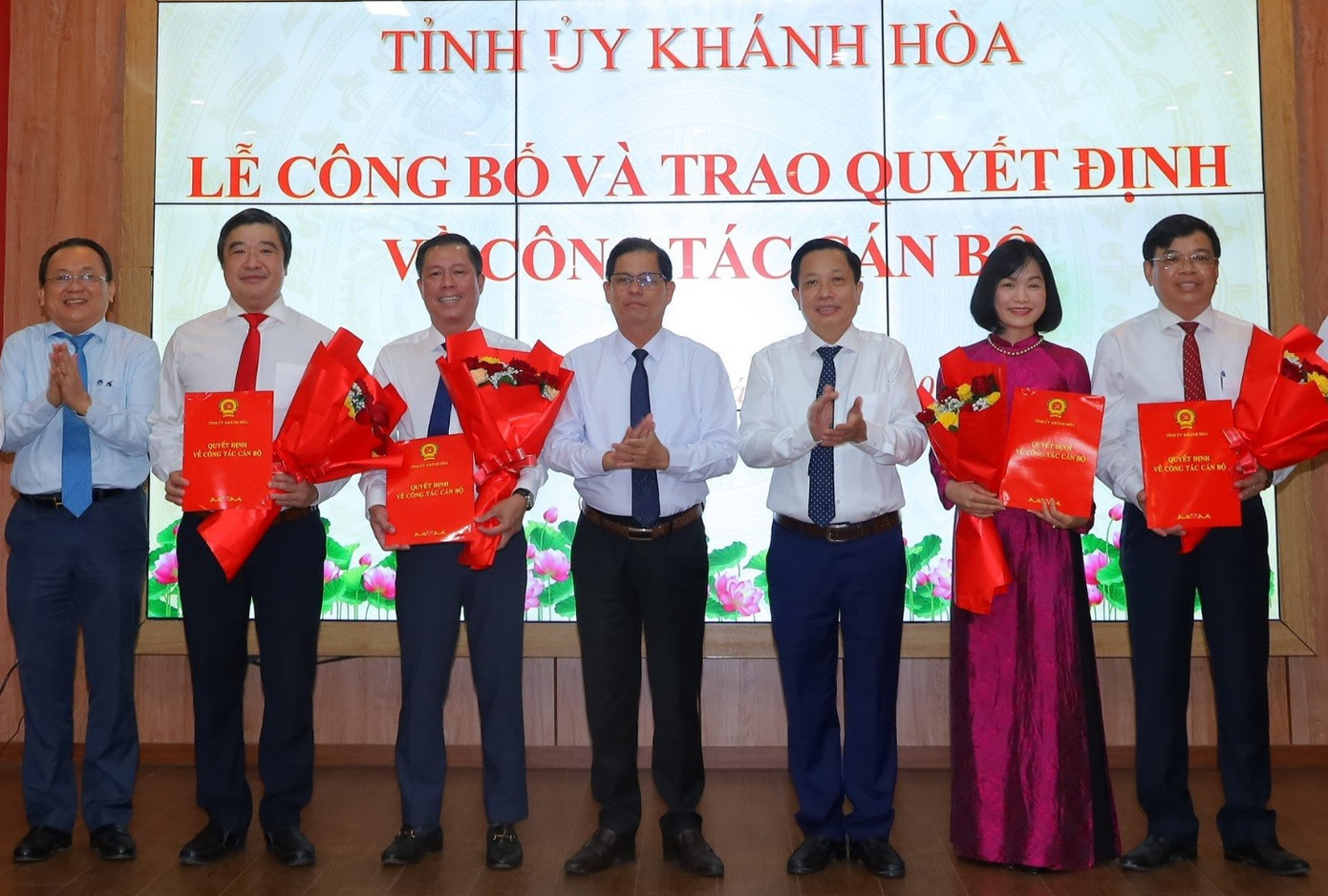 Lãnh đạo Tỉnh ủy, UBND tỉnh Khánh Hòa chúc mừng những cán bộ được bổ nhiệm, điều động.