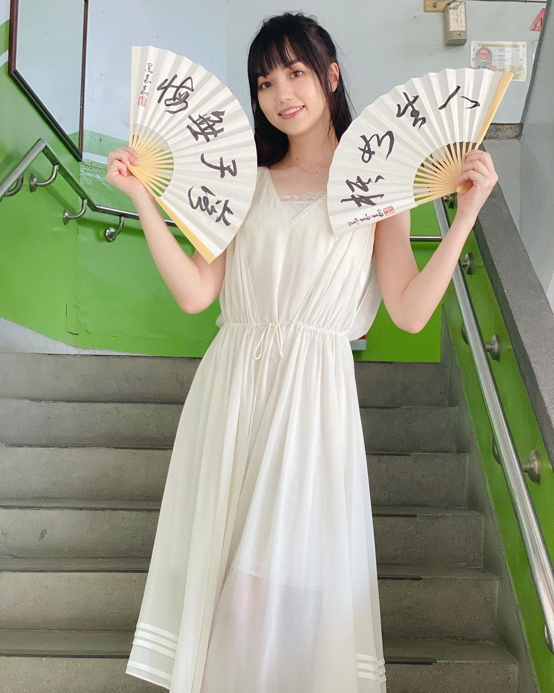 Không chỉ tài năng, Joanne còn nổi tiếng với ngoại hình xinh đẹp. Cô được truyền thông Nhật Bản ca ngợi là "nữ kỳ thủ cờ vây ngàn năm có một". Trong khi đó, khán giả gọi cô bằng các biệt danh như "Nữ thần cờ vây", "Nàng tiên cờ vây" hay "Ánh sáng của Đài Loan"...