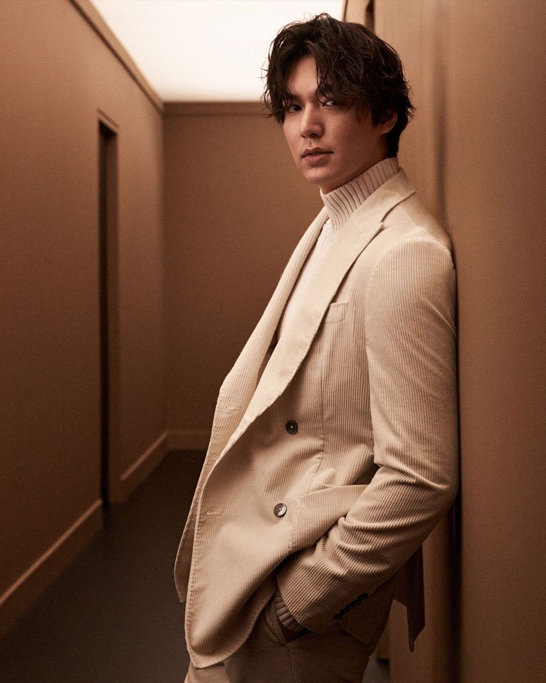 Xếp trên V là Lee Min Ho với cách biệt phiếu bầu khá lớn (39.719 phiếu). Ở ngôi sao City Hunter luôn toát ra vẻ đẹp lịch lãm, chỉn chu. Đây là lý do dù diễn xuất thường bị chê một màu, tài tử sinh năm 1987 luôn sở hữu lượng fan đông đảo.