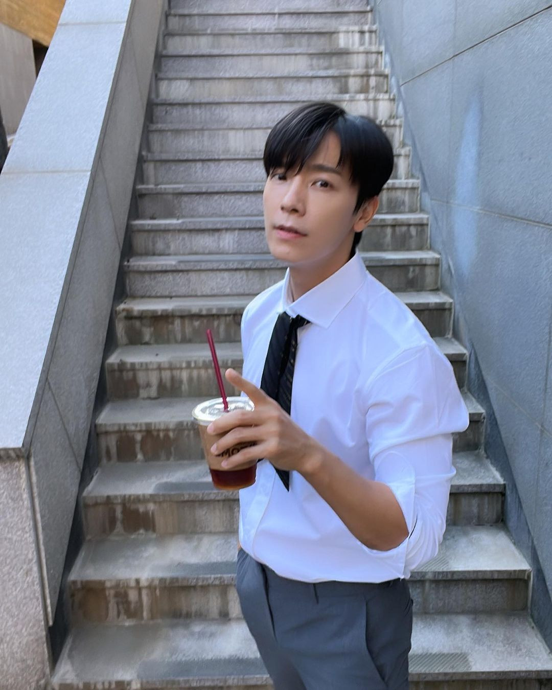 Hạng 8 gọi tên Donghae của Super Junior. Anh nhận được 66.701 lượt bình chọn. Anh gây ấn tượng với vẻ ngoài nam tính. Anh được người hâm mộ xếp vào hàng mỹ nam có "khuôn mặt khủng long" nhờ đôi mắt to và cấu trúc xương mặt như khủng long theo tiêu chuẩn sắc đẹp Hàn Quốc.