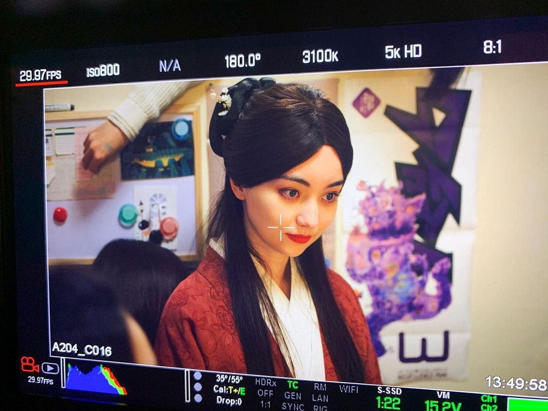 Lợi thế ngoại hình và danh tiếng có được từ cờ vây, Joanne thuận lợi bước chân vào showbiz. Năm 2011, cô ký hợp đồng với công ty âm nhạc Đài Loan Seed Music. Cô vừa ca hát vừa đóng phim, quay quảng cáo. Năm 2023, cô đóng vai phụ trong bộ phim siêu nhiên Oh No! Here Comes Trouble.