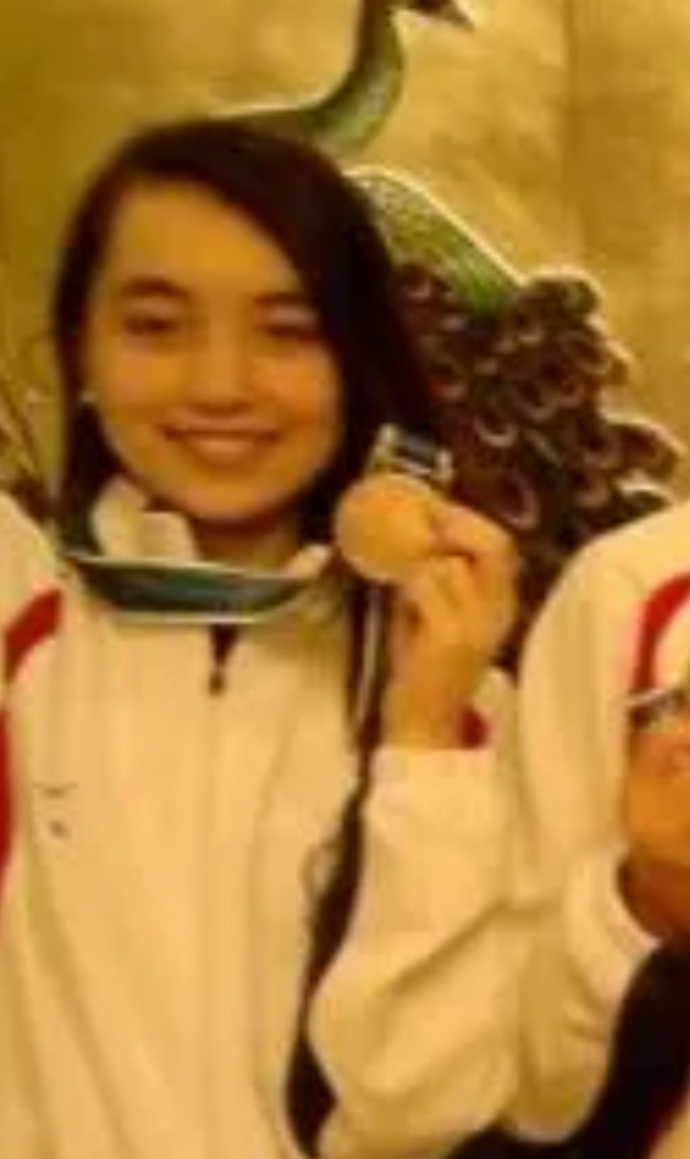 Tuy nhiên, mạng xã hội Trung Quốc hiện lan truyền bức ảnh Joanne tại Á vận hội 13 năm trước. Trong ảnh, nữ kỳ thủ cười tươi rạng rỡ khoe huy chương vàng. HK01 nhận xét Joanne lúc đó sở hữu khuôn mặt đáng yêu, tươi tắn nhưng kém sắc hơn hiện tại. Điều này khiến cư dân mạng đặt nghi vấn phẫu thuật thẩm mỹ.