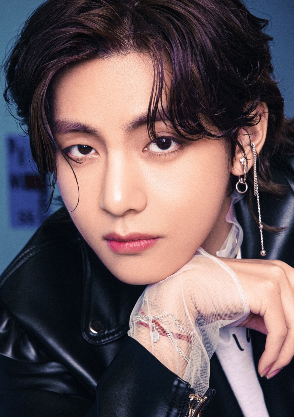 Với 68.211 phiếu bầu, V (BTS) giữ vị trí thứ 7 trong danh sách. V sở hữu vẻ đẹp hài hòa giữa nam tính và nữ tính, pha trộn giữa phương Đông và phương Tây. Các chuyên gia thẩm mỹ nhận định khuôn mặt V đạt tỷ lệ vàng, không góc chết. Từng nhiều lần được bình chọn là gương mặt đẹp trai nhất Kpop hay đẹp trai nhất thế giới, thứ hạng này của V khá thấp so với kỳ vọng.