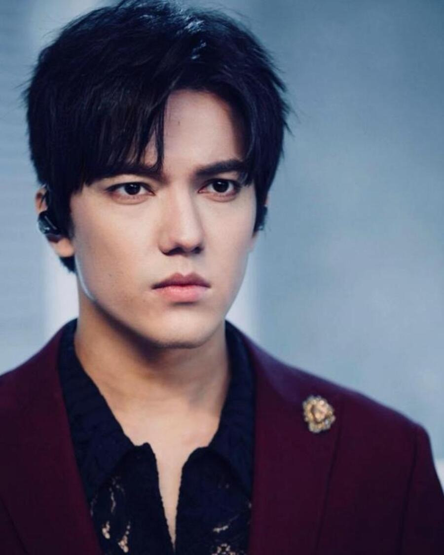 Hạng 5 thuộc về Dimash Kudaibergen, nam ca/nhạc sĩ và nghệ sĩ đa nhạc cụ người Kazakhstan. Anh có 113.968 phiếu bầu. Bên cạnh ngoại hình như con lai Á - Âu, ngôi sao sinh năm 1994 còn thu hút người khác nhờ giọng hát nội lực. Trong cuộc bình chọn năm 2022, anh xếp vị trí thứ 7.