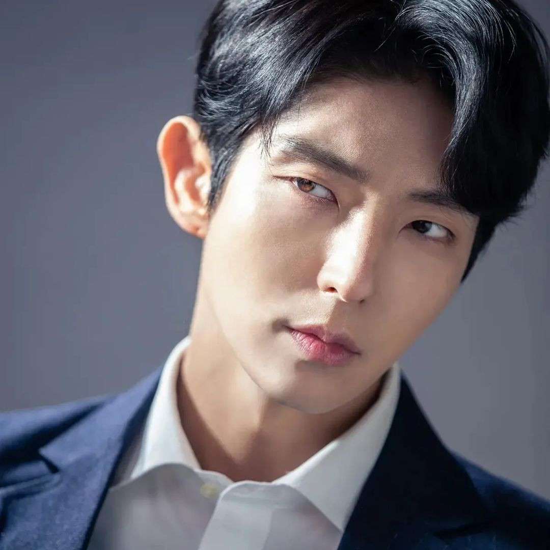 Chốt Top 10 là tài tử Hàn Quốc Lee Joon Gi, với 50.483 phiếu bầu. Từ lâu, anh được biết đến với biệt danh "mỹ nam đẹp hơn hoa" của showbiz xứ sở kim chi. Hiện tại, ở tuổi 41, ngôi sao Nhà vua và chàng hề vẫn giữ được ngoại hình trẻ trung không khác nhiều so với tuổi đôi mươi.