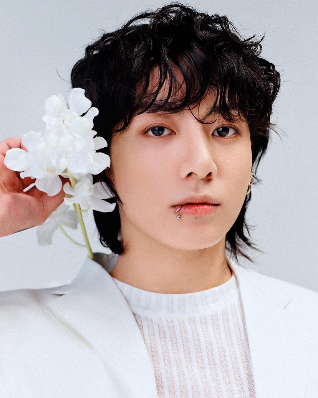 Jungkook xếp hàng 9, với 52.368 lượt bình chọn. So với danh tiếng hiện tại của em út BTS, vị trí này khá thấp. Những năm qua, anh luôn có mặt trong top đầu những sao nam điển trai nhất Hàn Quốc và châu Á, thậm chí cả thế giới. Đầu năm, anh được People bình chọn là Người đàn ông quyến rũ nhất thế giới. Anh cũng dẫn đầu trong cuộc bình chọn Người đàn ông đẹp trai nhất năm 2022 của KingChoice trước đó.