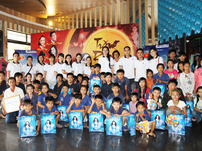 Đại sứ thương hiệu hoa hậu Mai Phương Thúy & Nhân viên CTY CP Quốc Huy Anh cùng mái âm Nhân Tâm