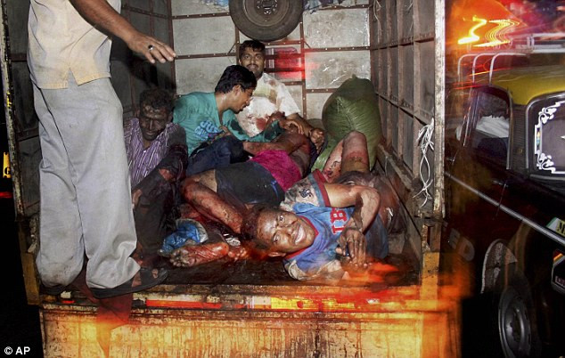 Các nạn nhân bị thương được đưa lên xe cấp cứu