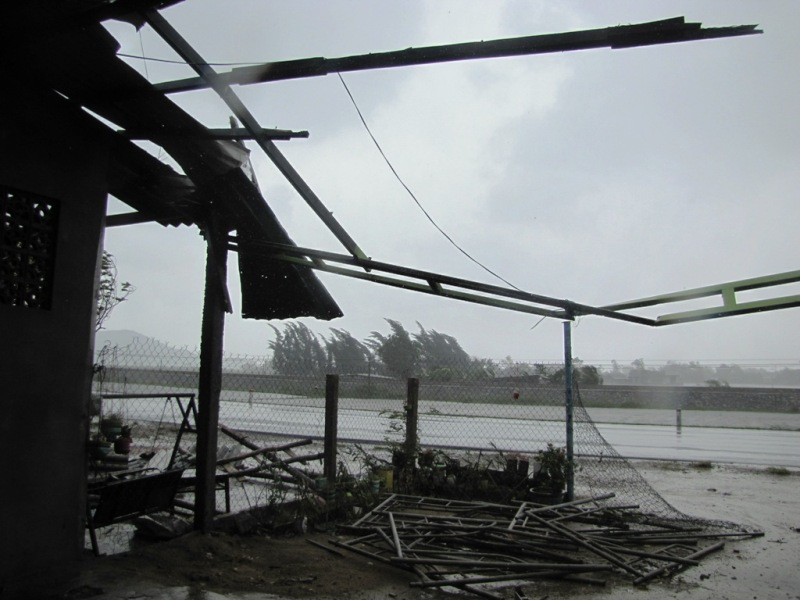 Nhà dân tại thị trấn Phú Lộc bị gió bão quật đổ chỉ còn trơ khung sắt