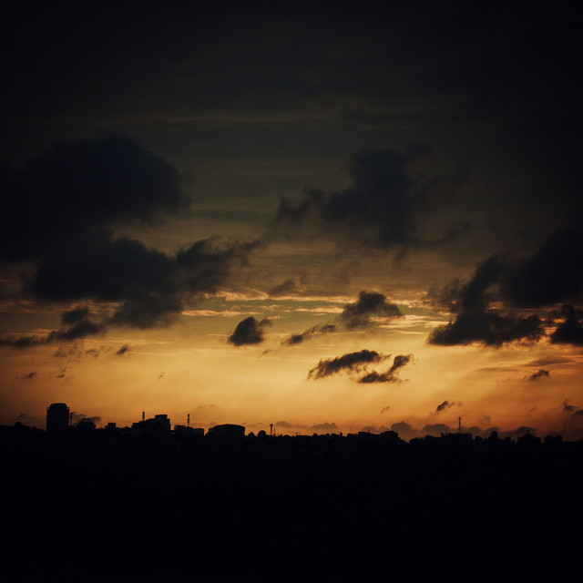 Thỉng thoảng tôi thích đi bộ ở phố cổ, vào trong những con ngõ bé xíu mà chẳng biết sẽ đưa người ta đến đâu. Một ngõ cụt tối tăm, một góc bếp ấm áp hay ánh sáng hắt ra từ một gia đình đang quây quần quanh bữa cơm. Một góc quán nhỏ cho những cuộc hội ngộ Những quán bia quen thuộc ở Hà Nội Một góc phố của người lao động, gương mặt chú thợ hàn thanh thản lạ Bác thợ vẽ tranh truyền thần ở chợ Đồng Xuân Những nghệ nhân đường phố Ngõ vắng ngoại ô Hà Nội Hoàng hôn sau một cơn mưa - nhìn về Hà Nội từ cầu Long Biên - đằng sau sương khói mờ nhân ảnh kia là một Hà Nội phồn hoa và nhộn nhịp Về nhà