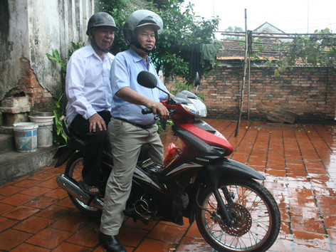 Hai sinh viên U80 chuẩn bị tới trường