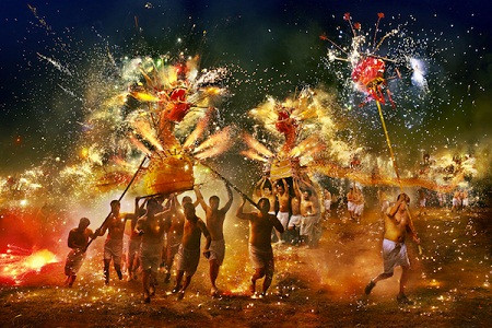 Gilbert Yu, đến từ Hong Kong/Trung Quốc, bức “Rồng lửa” chiến thắng ở hạng mục Văn hóa – Nghệ thuật