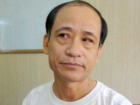  Tại nơi tạm giữ của công an, Hoàng Tiến Hợi vẫn ghẹo đầu, đưa mắt