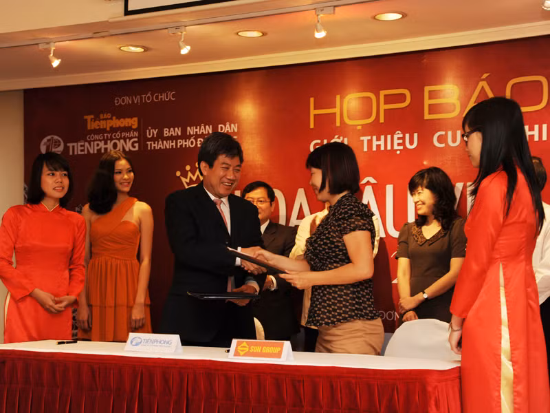 Bà Nguyễn Bích Thuỷ - Giám đốc Marketing Tập đoàn Sungroup và ông Trần Đức An - Tổng Giám đốc Công ty Cổ phần Tiền Phong. Ảnh: N.C.K