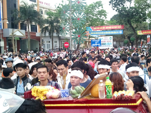 Gia đình nạn nhân Nguyễn Tuấn Anh (27 tuổi, trú tại TP Vĩnh Yên, Vĩnh Phúc) mang quan tài đi diễu hành khắp TP Vĩnh Yên