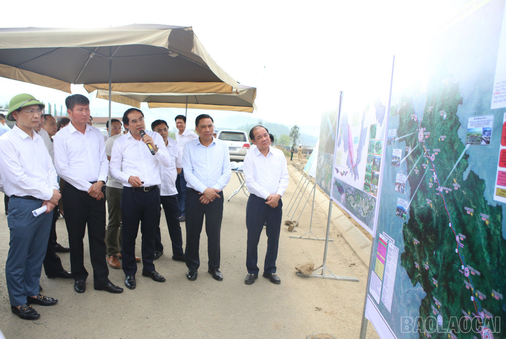 Bí thư Tỉnh ủy, Chủ tịch UBND tỉnh Lào Cai Trịnh Xuân Trường giới thiệu tiềm năng phát triển kinh tế - xã hội của Lào Cai với Bí thư Tỉnh uỷ Yên Bái Trần Huy Tuấn và đoàn công tác. Ảnh: Báo Lào Cai