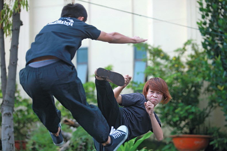 Dương Thị Huyền, 22 tuổi, sinh viên trường cao đẳng Văn hoá và nghệ thuật Sài Gòn trong một pha đối kháng. Bắt đầu từ 15 giờ các thành viên tập luyện đến 21 giờ. Từ những pha võ thuật bằng tay không, sử dụng binh khí đến nhào lộn trên không. Ngoài các thành viên chính, câu lạc bộ còn nhận đào tạo miễn phí cho những ai thích nghề này.