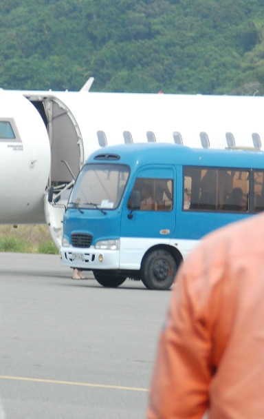  Chạy thẳng đến cầu thang máy bay.