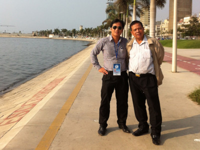 Ông Lê Thiết Thảo (bên phải) và tác giả tại Thủ đô Luanda (Angola). Ảnh: Vũ Hữu Thảo. Ông Lê Thiết Thảo (bên phải) và tác giả tại Thủ đô Luanda (Angola). Ảnh: Vũ Hữu Thảo