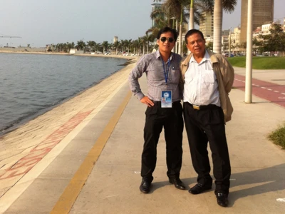 Ông Lê Thiết Thảo (bên phải) và tác giả tại Thủ đô Luanda (Angola). Ảnh: Vũ Hữu Thảo