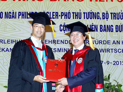 Hiệu trưởng trường Đại học Kinh tế Quốc dân đã trao tặng bằng tiến sĩ danh dự cho ông Philipp Rosler (trái). Ảnh : Việt Hùng