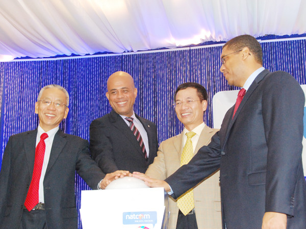 Tổng thống Michel Martelly và đại diện Viettel bấm nút khai trương mạng Natcom