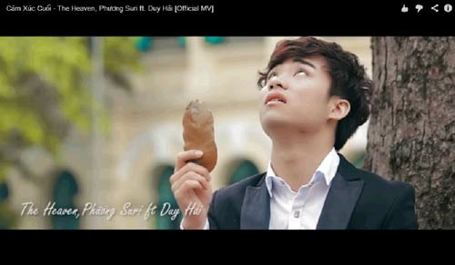 Chàng trai – cũng là đạo diễn MV, nhặt lá vàng rơi, bồi hồi nhớ về kỷ niệm tuổi học trò